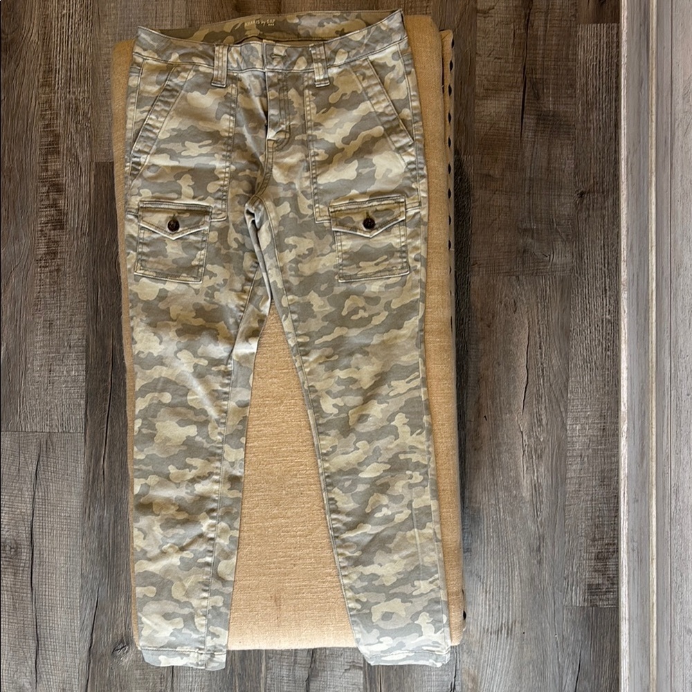 Gap NWOT Camouflage Cargo Pants   Size 6